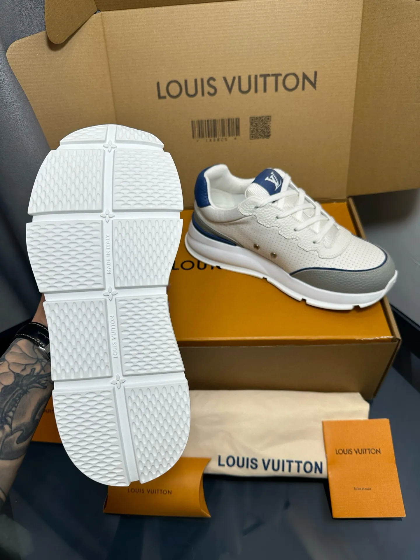Factory price: 700💰🌈LV | Louis Vuitton 2025𝐬𝐬 🧡💚2025 spring and summer new style top version‼ ️The original version is the same. The counter focuses on the latest casual shoes and new hard goods🆕 ❥Purchasing agent level! Full of high-end feel! A popular model among bloggers at home and abroad, it’s retro and fashionable, and looks stunning on your feet! Wear a lot of happiness! The official website's main recommendation★ ━━━━━ ЅᏇєєt ━━━━━ ▪️Upper: Original custom-made imported calfskin fabric ▪️Inner: breathable gauze imported from Italy ▪️Outsole: rubber foam ➕t men's men's shoes 💰u high-end outsole ▪️Color: nine colors available ▪️Shoe size: 35-44, (45, 46 customized)